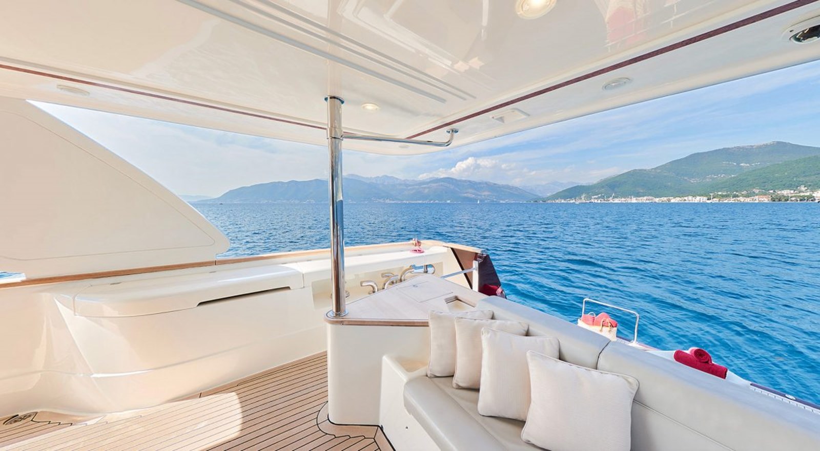https://s3.amazonaws.com/boss.yatco.com/ForCharter/Vessel/Photo/4346/large_53325.jpg