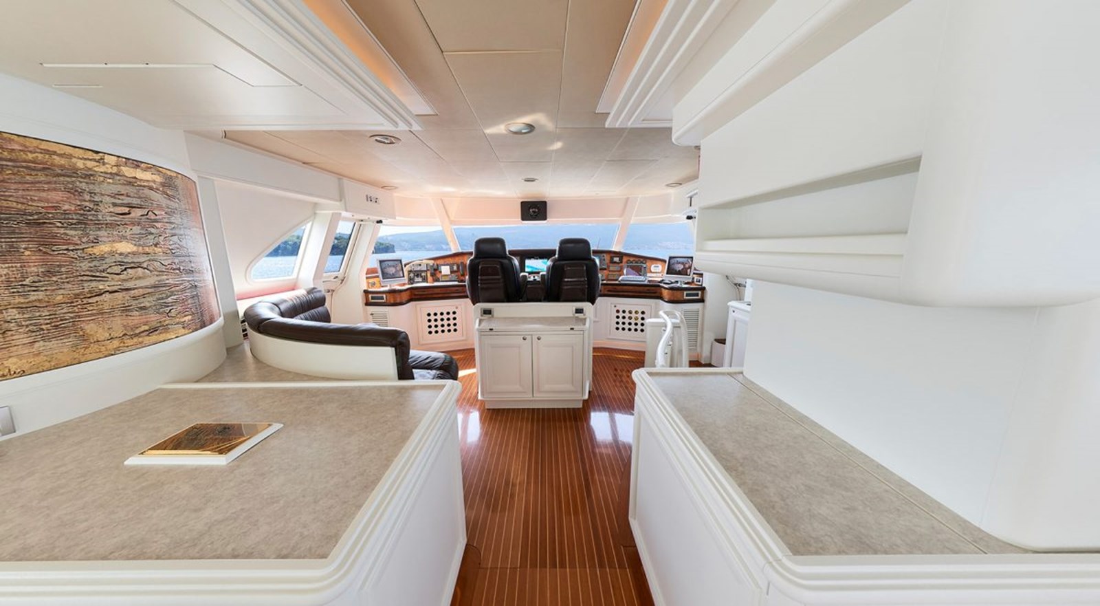 https://s3.amazonaws.com/boss.yatco.com/ForCharter/Vessel/Photo/4346/large_53327.jpg