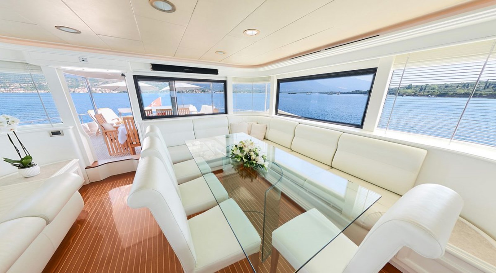 https://s3.amazonaws.com/boss.yatco.com/ForCharter/Vessel/Photo/4346/large_53328.jpg