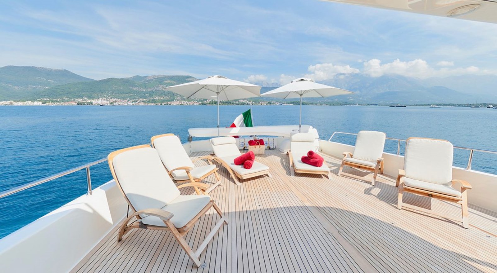 https://s3.amazonaws.com/boss.yatco.com/ForCharter/Vessel/Photo/4346/large_53330.jpg
