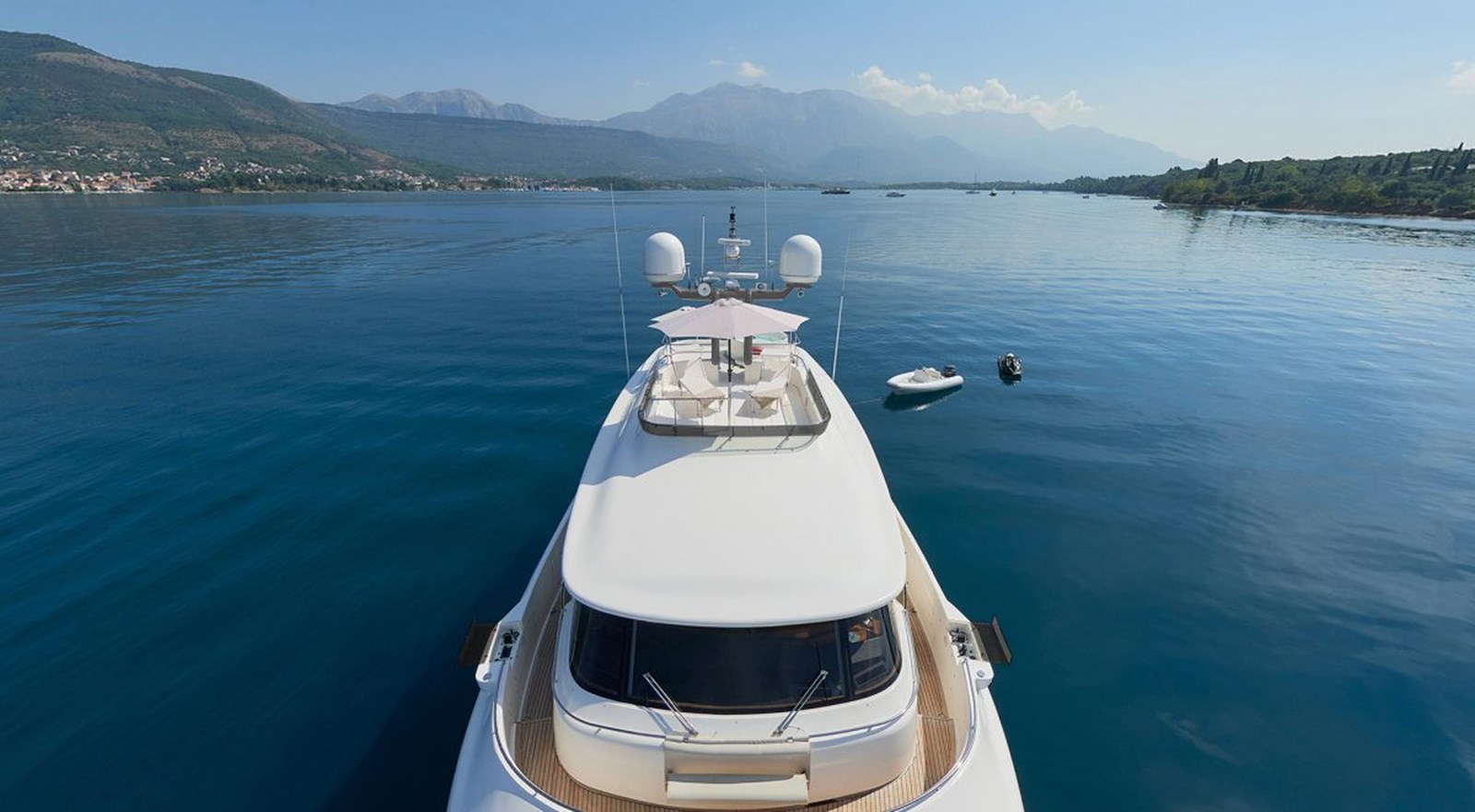 https://s3.amazonaws.com/boss.yatco.com/ForCharter/Vessel/Photo/4346/large_53332.jpg