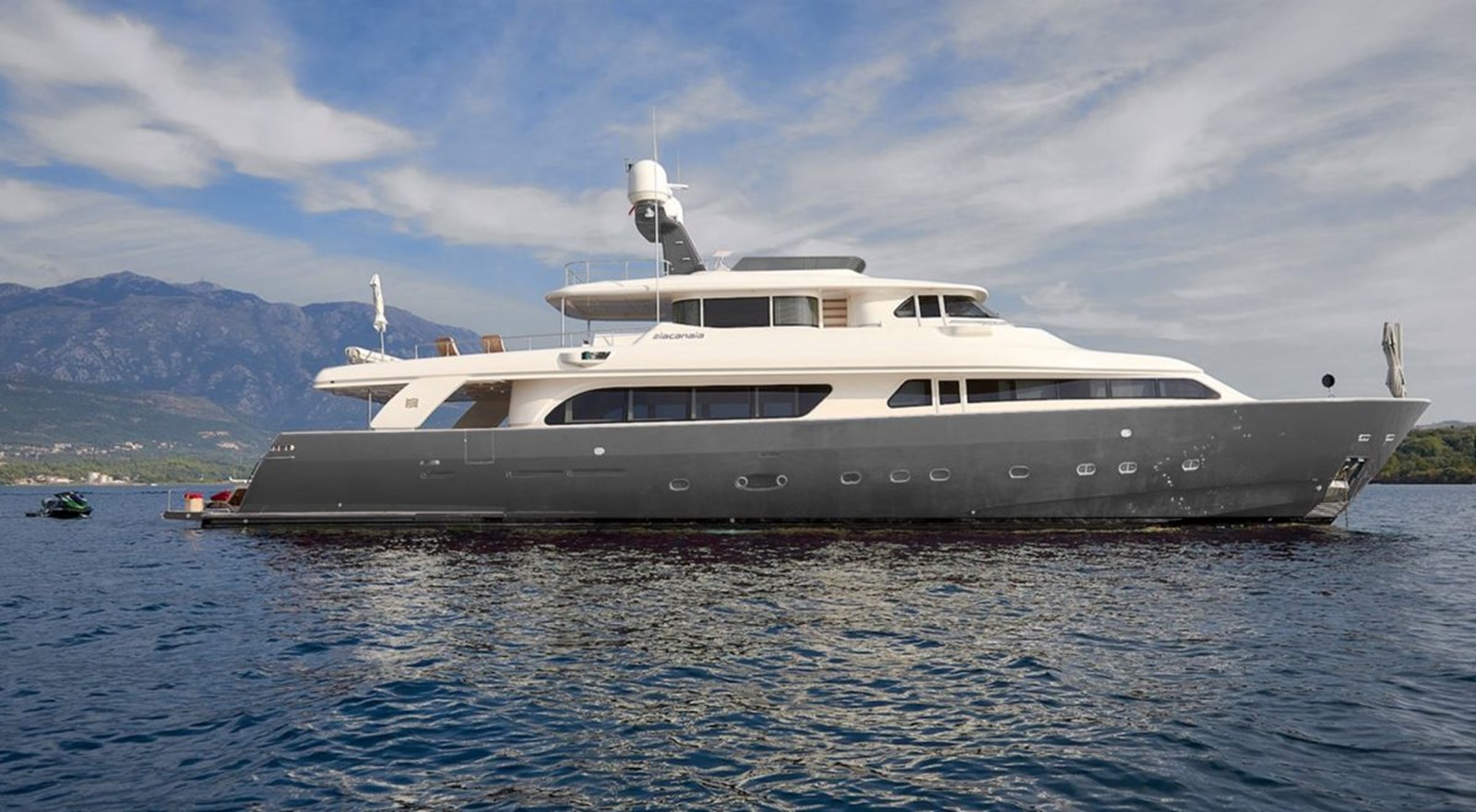 https://s3.amazonaws.com/boss.yatco.com/ForCharter/Vessel/Photo/4346/large_53333.jpg