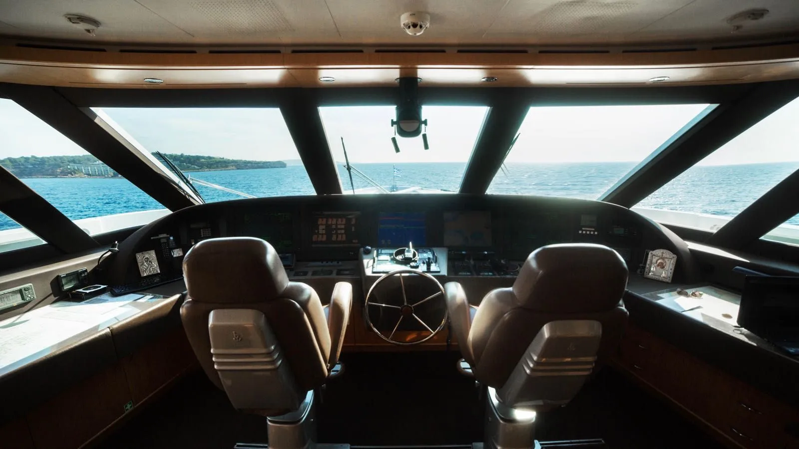 https://s3.amazonaws.com/boss.yatco.com/ForCharter/Vessel/Photo/4429/large_61462.webp