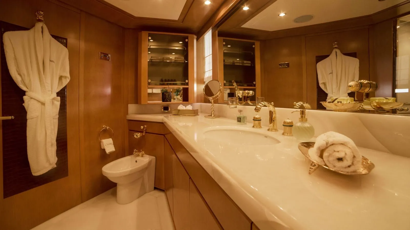 https://s3.amazonaws.com/boss.yatco.com/ForCharter/Vessel/Photo/4429/large_61473.webp