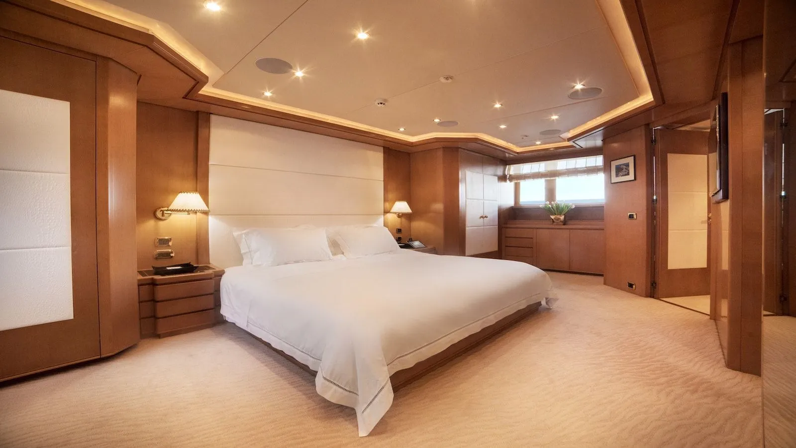 https://s3.amazonaws.com/boss.yatco.com/ForCharter/Vessel/Photo/4429/large_61474.webp