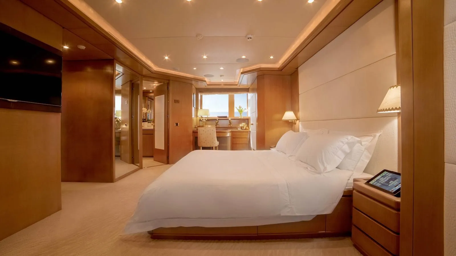 https://s3.amazonaws.com/boss.yatco.com/ForCharter/Vessel/Photo/4429/large_61475.webp