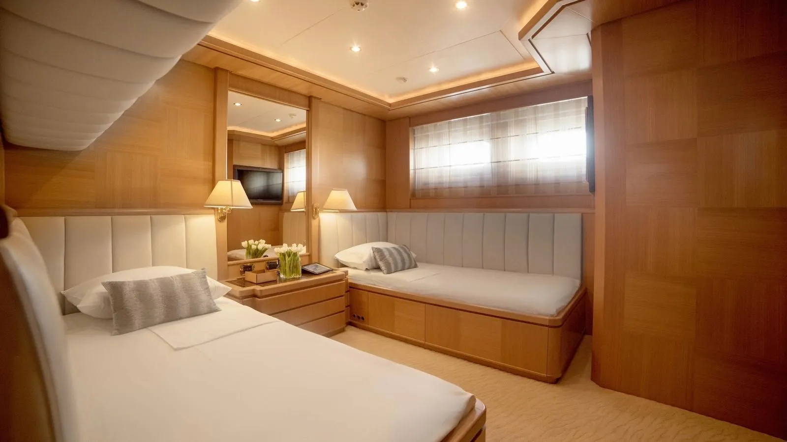 https://s3.amazonaws.com/boss.yatco.com/ForCharter/Vessel/Photo/4429/large_61484.webp