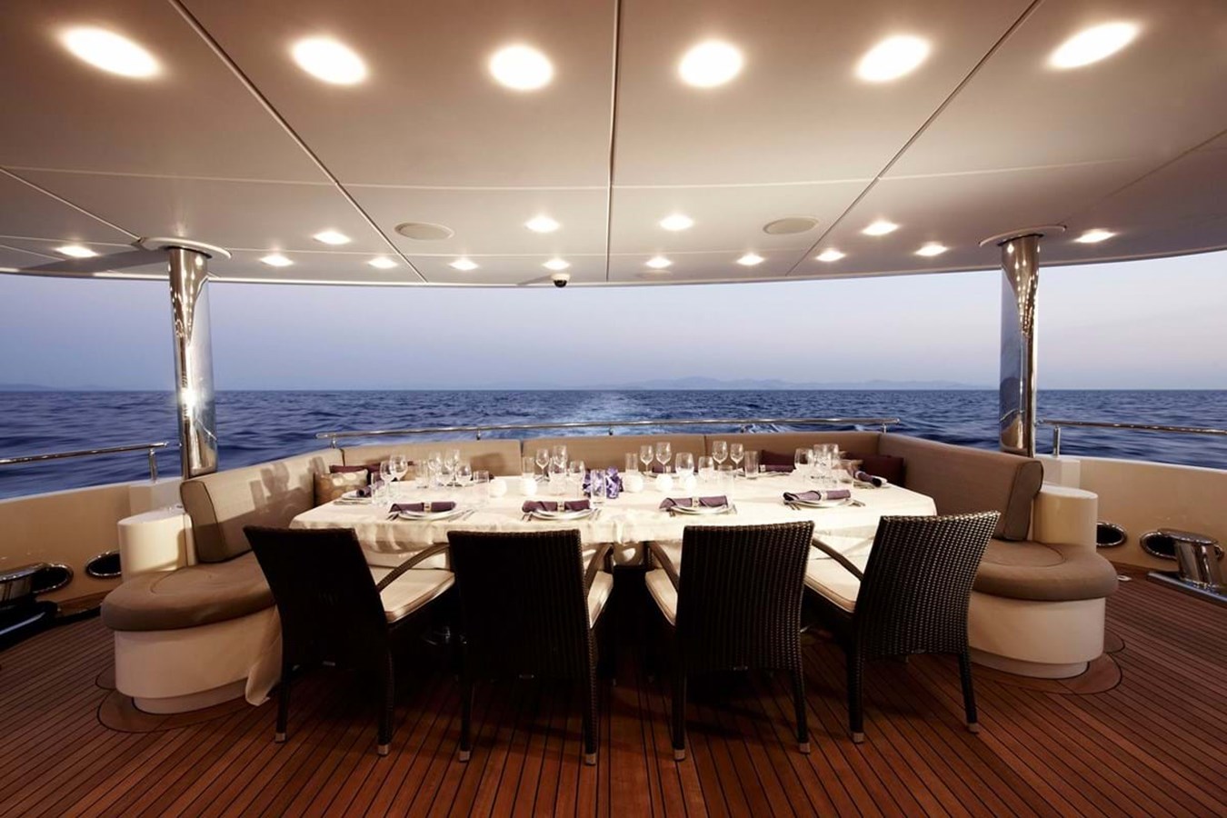 https://s3.amazonaws.com/boss.yatco.com/ForCharter/Vessel/Photo/4521/large_63244.jpg