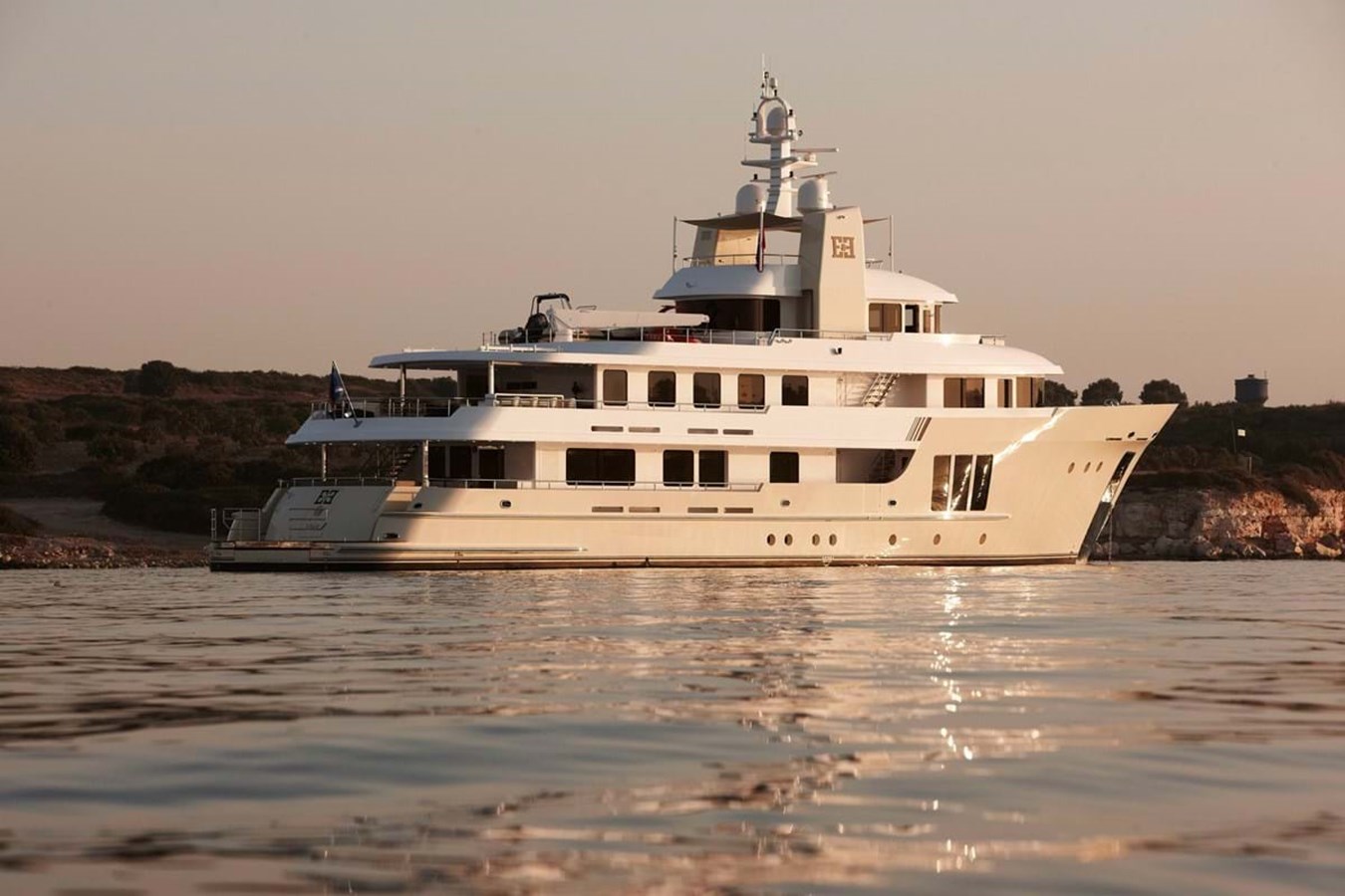 https://s3.amazonaws.com/boss.yatco.com/ForCharter/Vessel/Photo/4521/large_63247.jpg