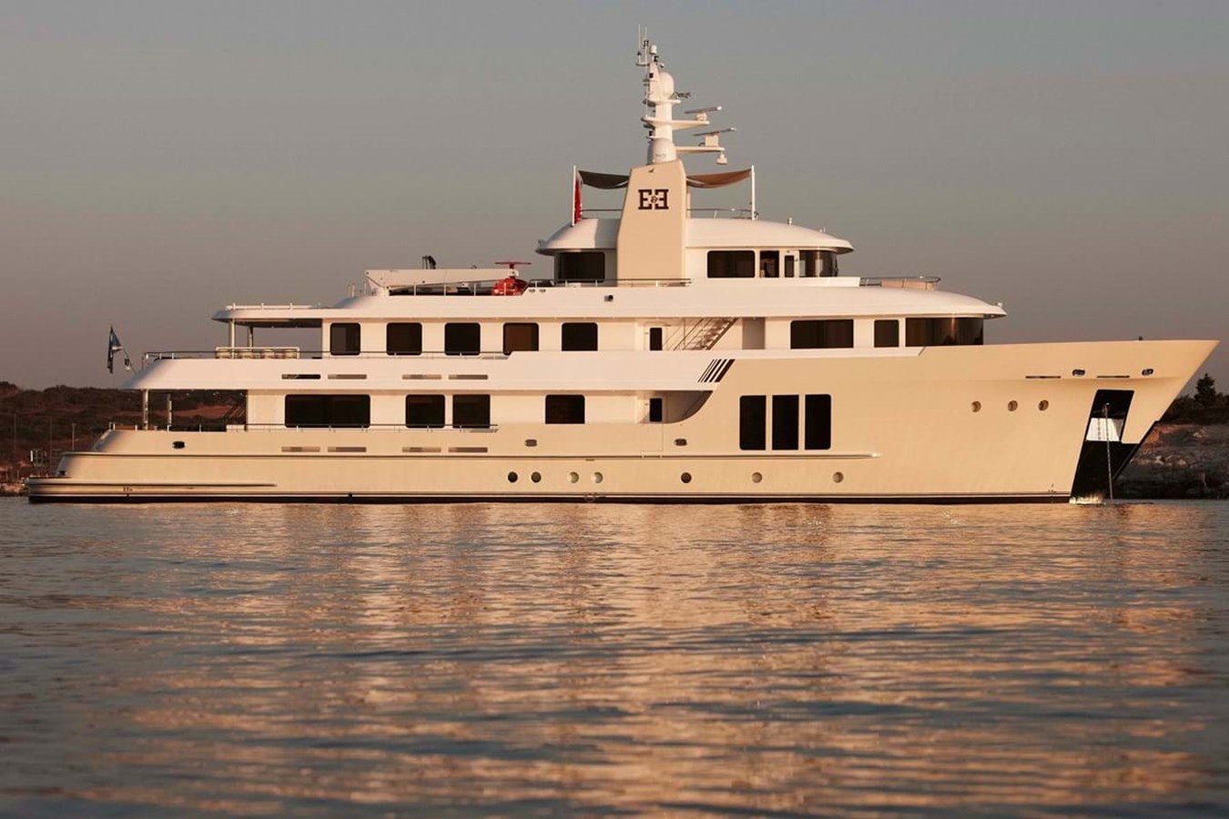 https://s3.amazonaws.com/boss.yatco.com/ForCharter/Vessel/Photo/4521/large_63254.jpg
