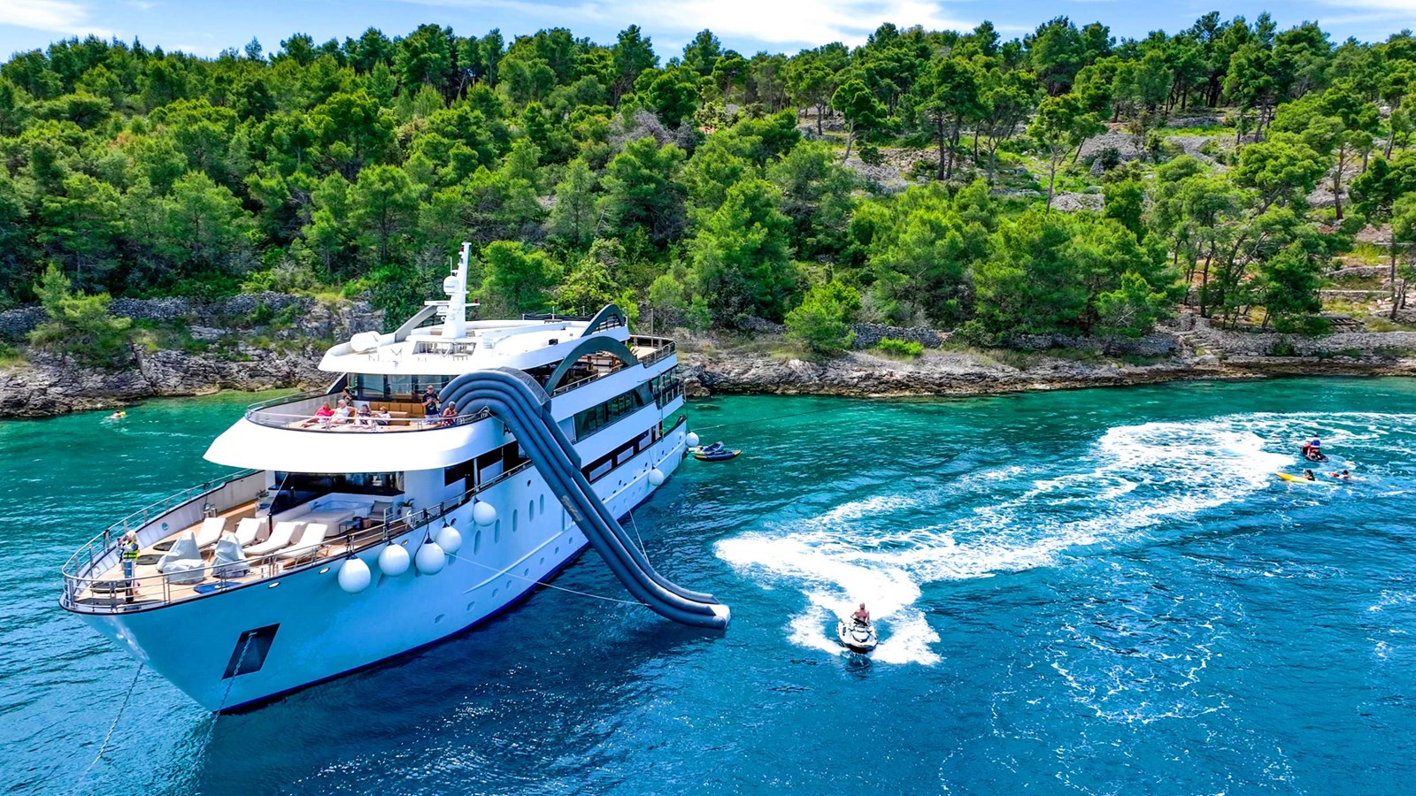https://s3.amazonaws.com/boss.yatco.com/ForCharter/Vessel/Photo/4924/large_100561.jpg