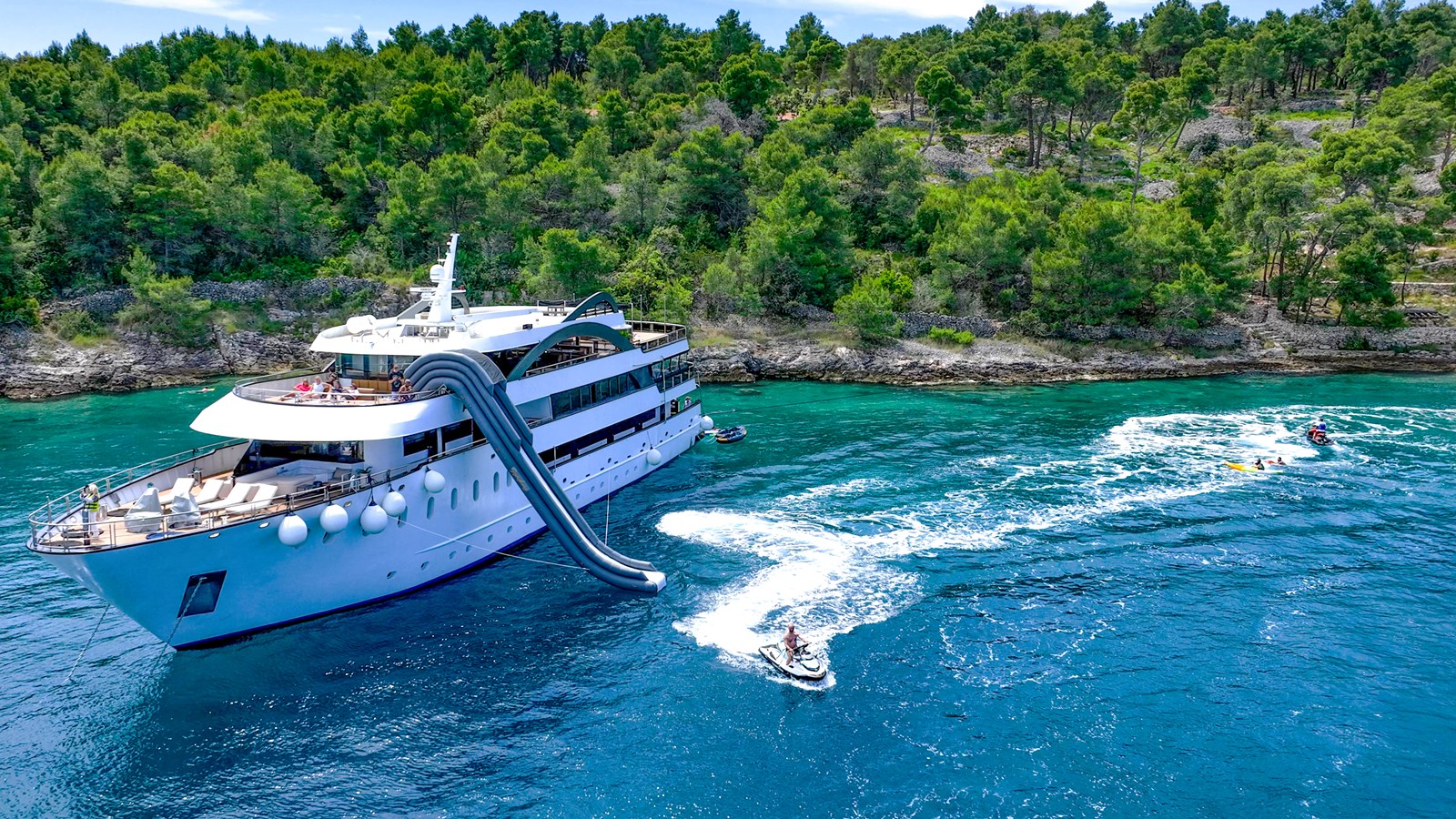 https://s3.amazonaws.com/boss.yatco.com/ForCharter/Vessel/Photo/4924/large_96170.jpg