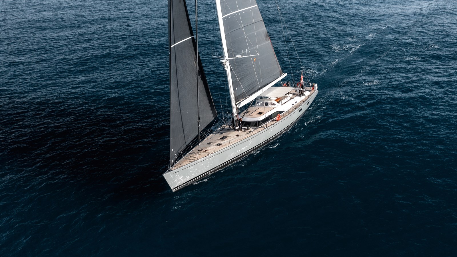 https://s3.amazonaws.com/boss.yatco.com/ForCharter/Vessel/Photo/4948/large_82468.jpg