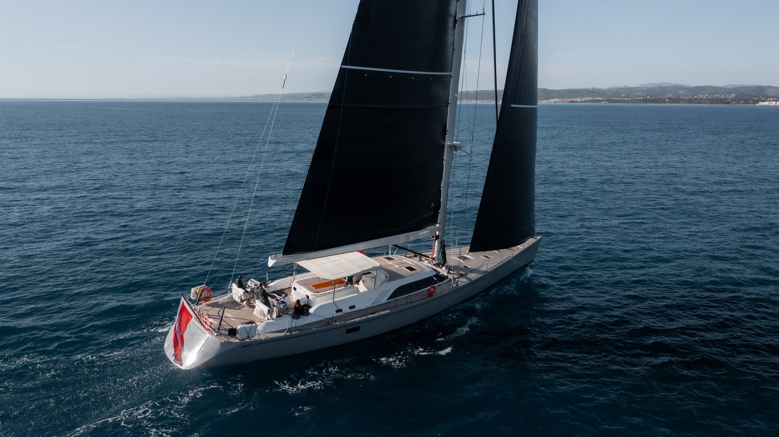 https://s3.amazonaws.com/boss.yatco.com/ForCharter/Vessel/Photo/4948/large_82470.jpg