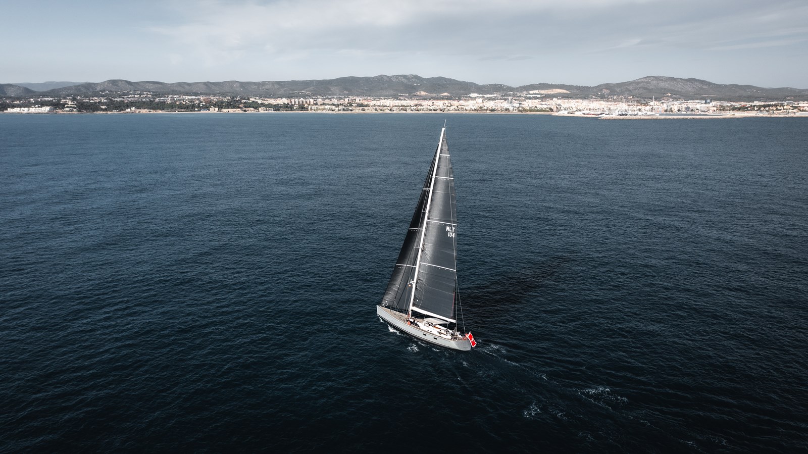 https://s3.amazonaws.com/boss.yatco.com/ForCharter/Vessel/Photo/4948/large_82471.jpg