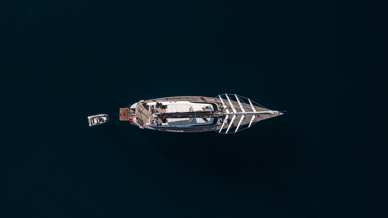 https://s3.amazonaws.com/boss.yatco.com/ForCharter/Vessel/Photo/4948/large_82473.jpg