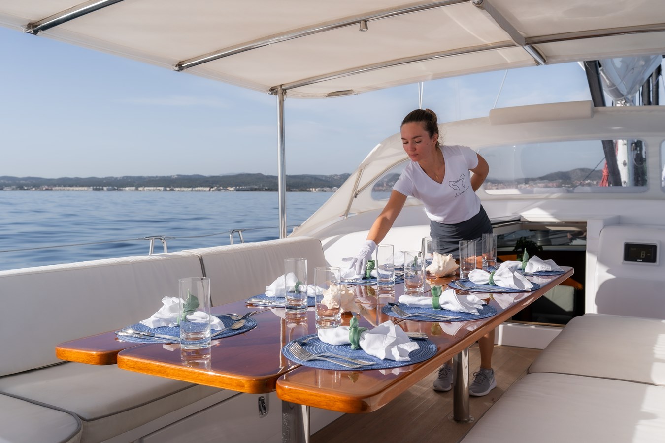https://s3.amazonaws.com/boss.yatco.com/ForCharter/Vessel/Photo/4948/large_82476.jpg