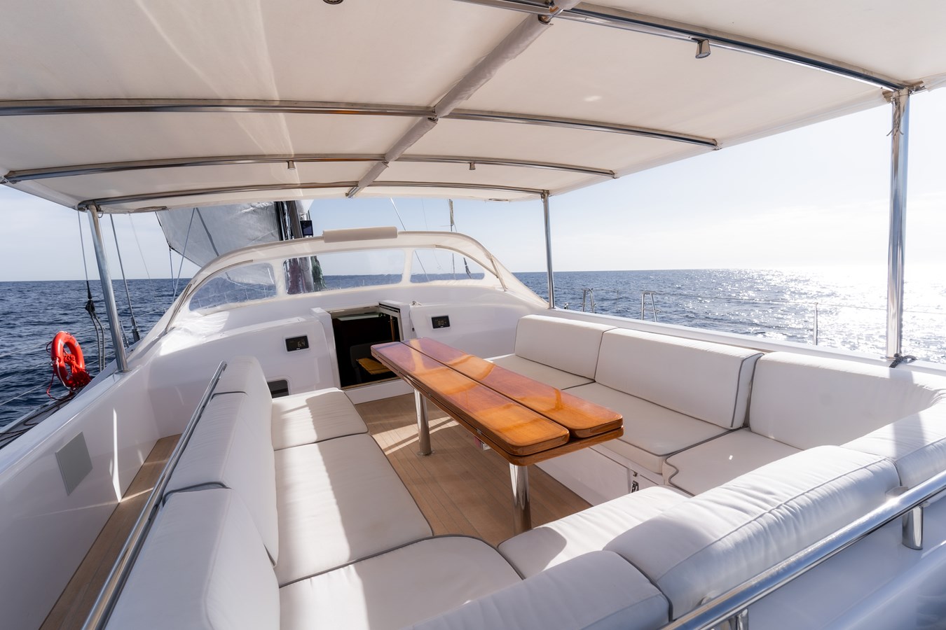 https://s3.amazonaws.com/boss.yatco.com/ForCharter/Vessel/Photo/4948/large_82478.jpg