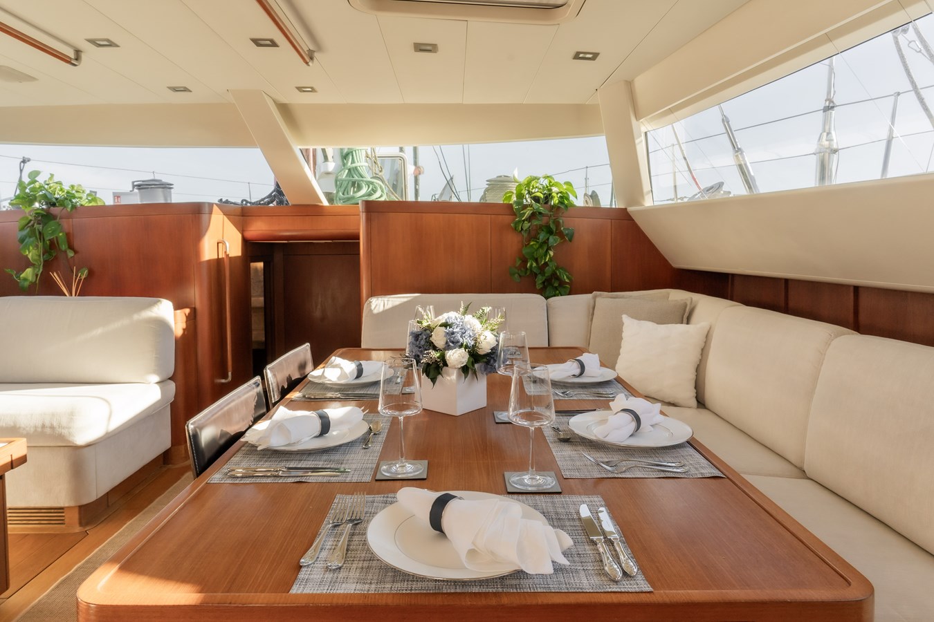 https://s3.amazonaws.com/boss.yatco.com/ForCharter/Vessel/Photo/4948/large_82482.jpg
