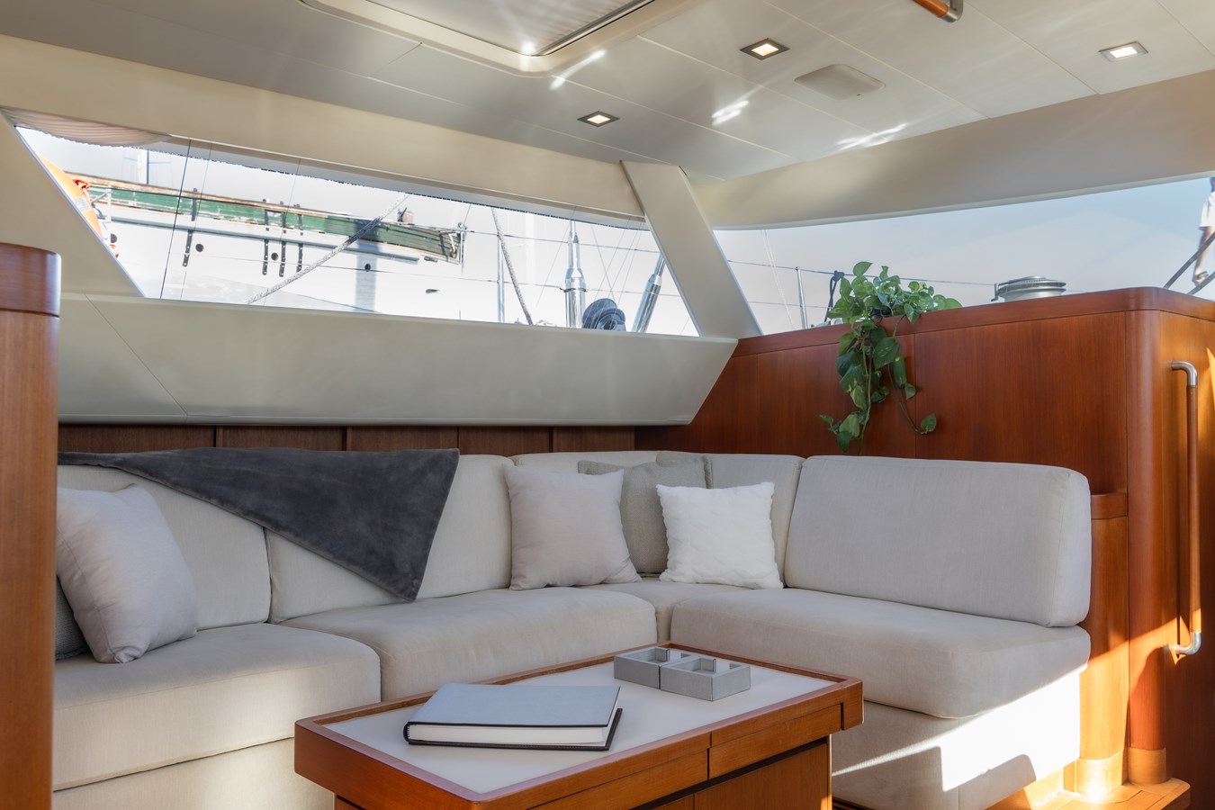 https://s3.amazonaws.com/boss.yatco.com/ForCharter/Vessel/Photo/4948/large_82484.jpg
