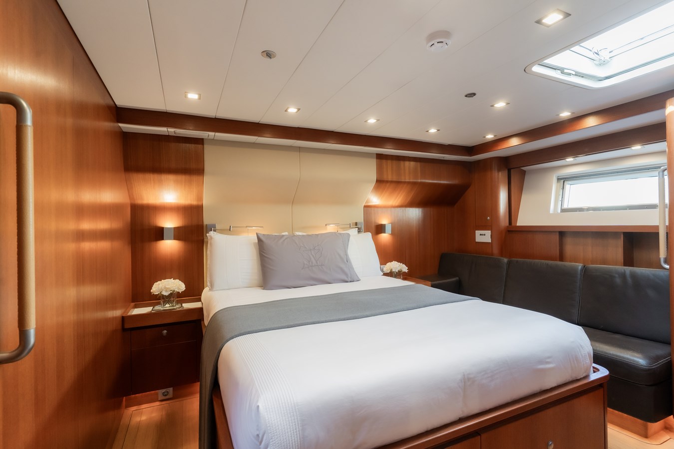 https://s3.amazonaws.com/boss.yatco.com/ForCharter/Vessel/Photo/4948/large_82485.jpg