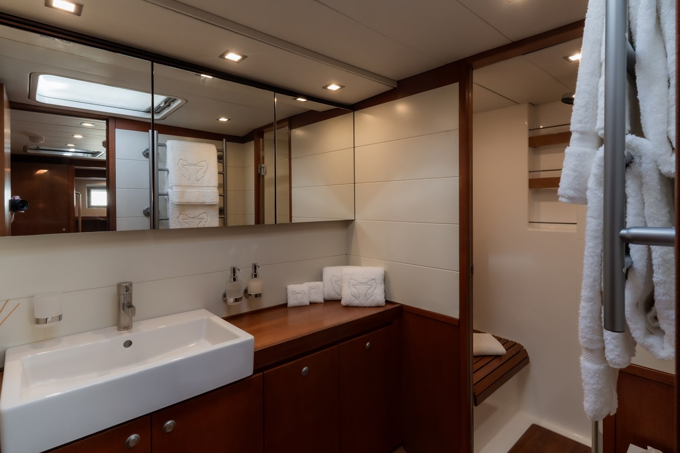 https://s3.amazonaws.com/boss.yatco.com/ForCharter/Vessel/Photo/4948/large_82486.jpg