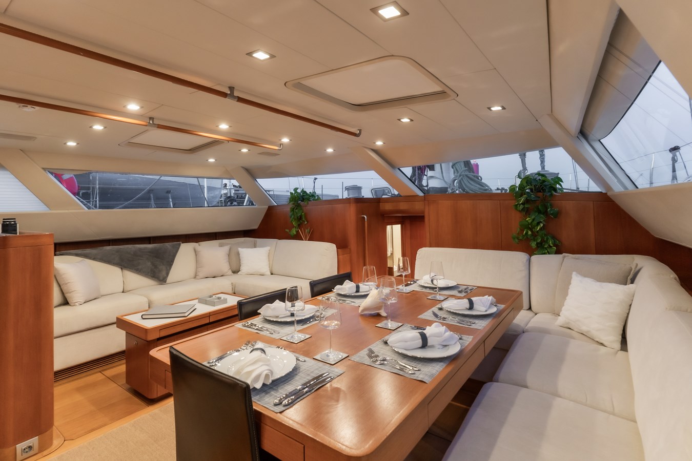 https://s3.amazonaws.com/boss.yatco.com/ForCharter/Vessel/Photo/4948/large_82488.jpg