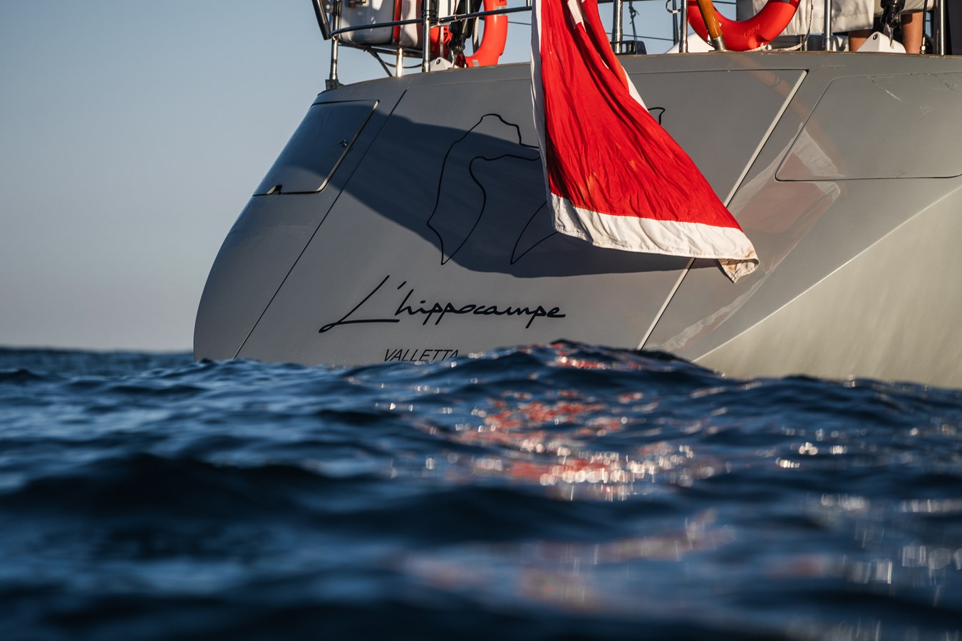 https://s3.amazonaws.com/boss.yatco.com/ForCharter/Vessel/Photo/4948/large_82489.jpg