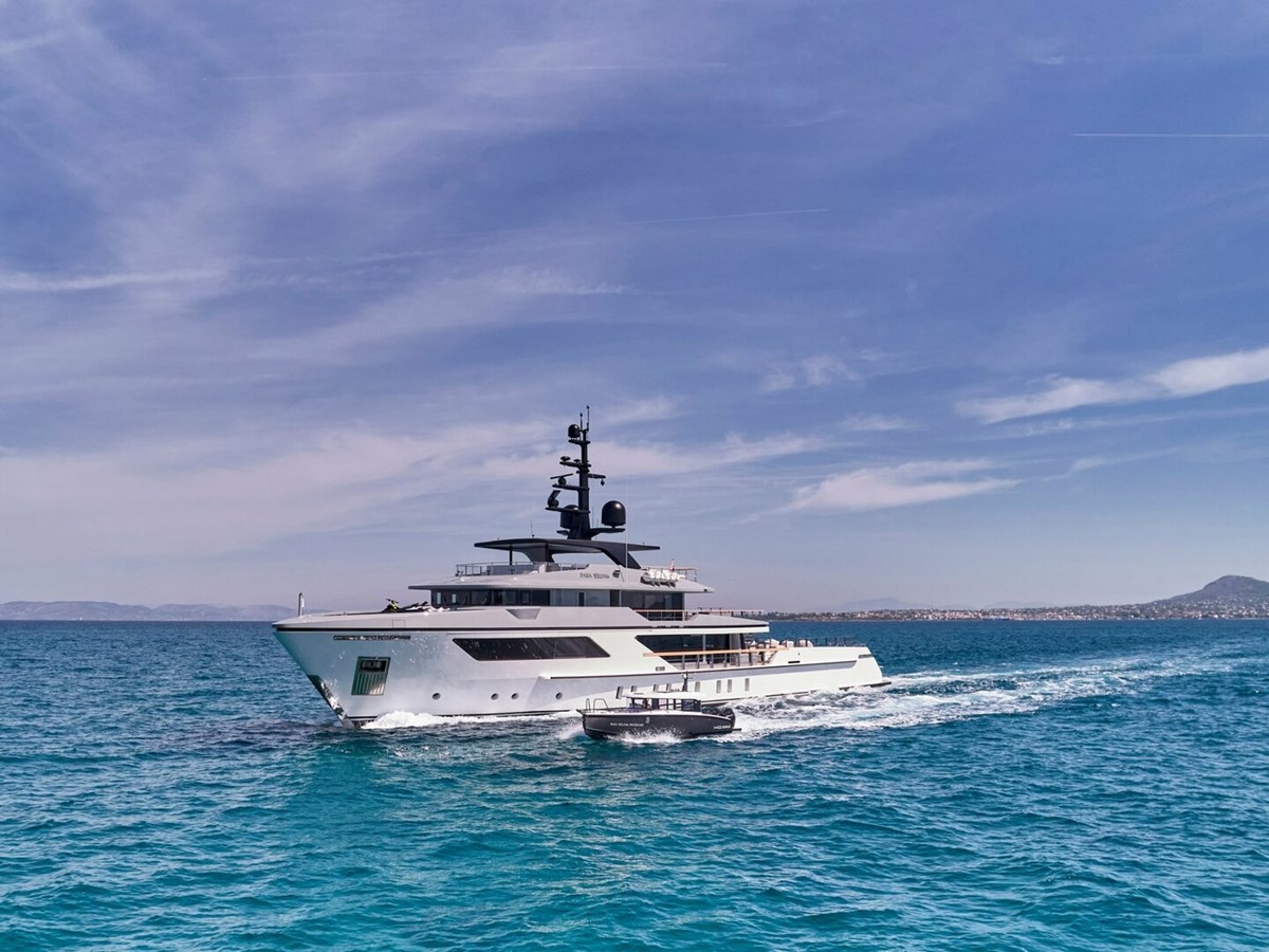 https://s3.amazonaws.com/boss.yatco.com/ForCharter/Vessel/Photo/5022/large_84939.jpg
