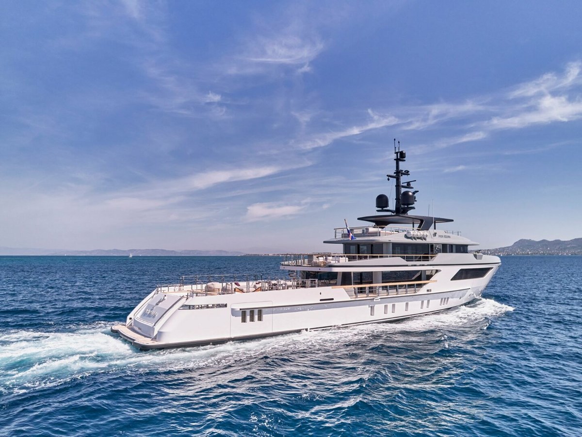 https://s3.amazonaws.com/boss.yatco.com/ForCharter/Vessel/Photo/5022/large_84940.jpg