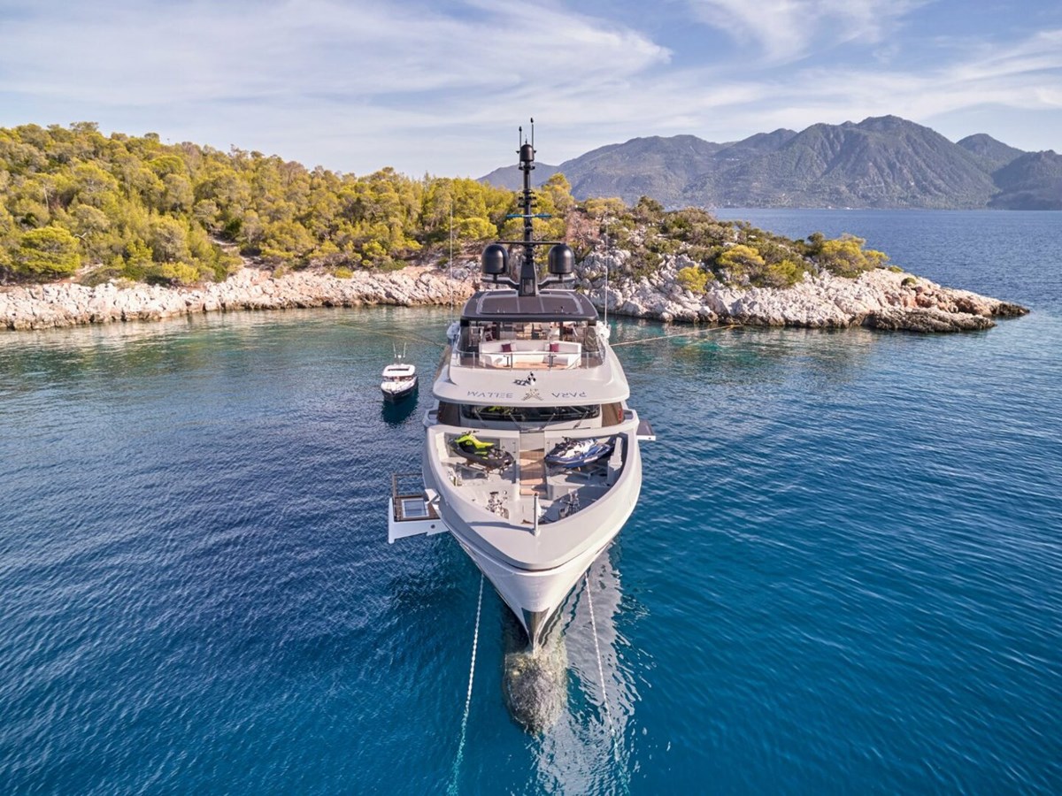 https://s3.amazonaws.com/boss.yatco.com/ForCharter/Vessel/Photo/5022/large_84945.jpg