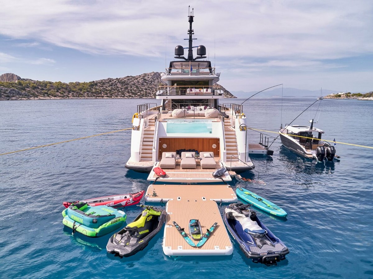 https://s3.amazonaws.com/boss.yatco.com/ForCharter/Vessel/Photo/5022/large_84947.jpg