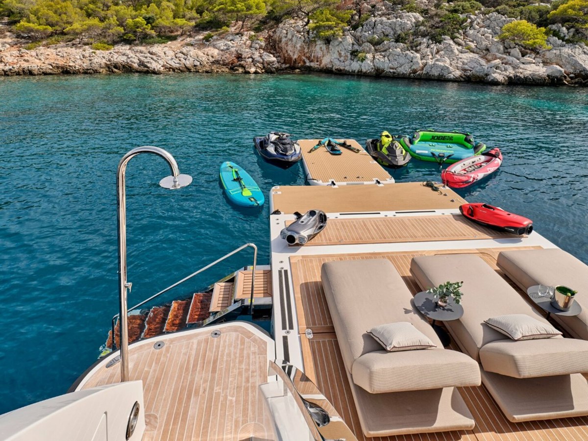 https://s3.amazonaws.com/boss.yatco.com/ForCharter/Vessel/Photo/5022/large_84948.jpg