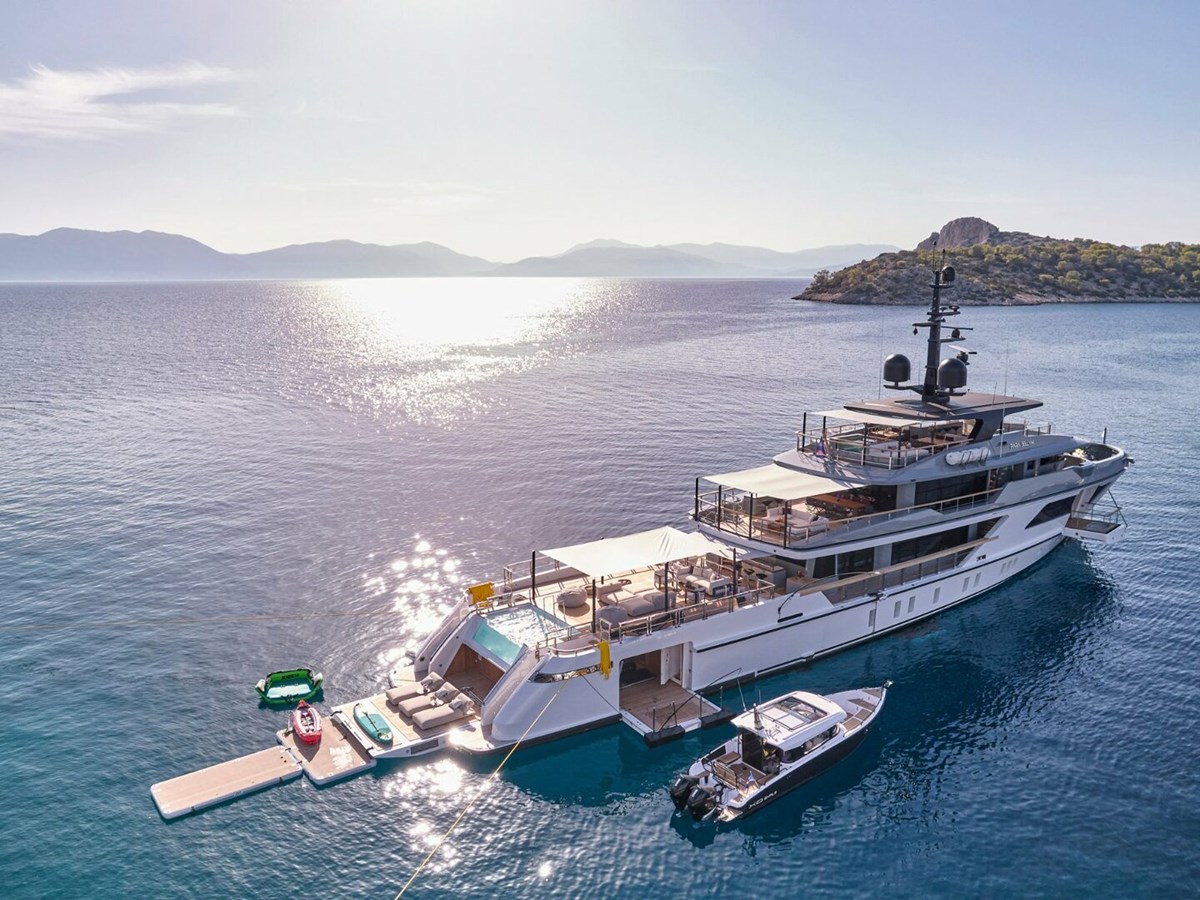 https://s3.amazonaws.com/boss.yatco.com/ForCharter/Vessel/Photo/5022/large_84949.jpg