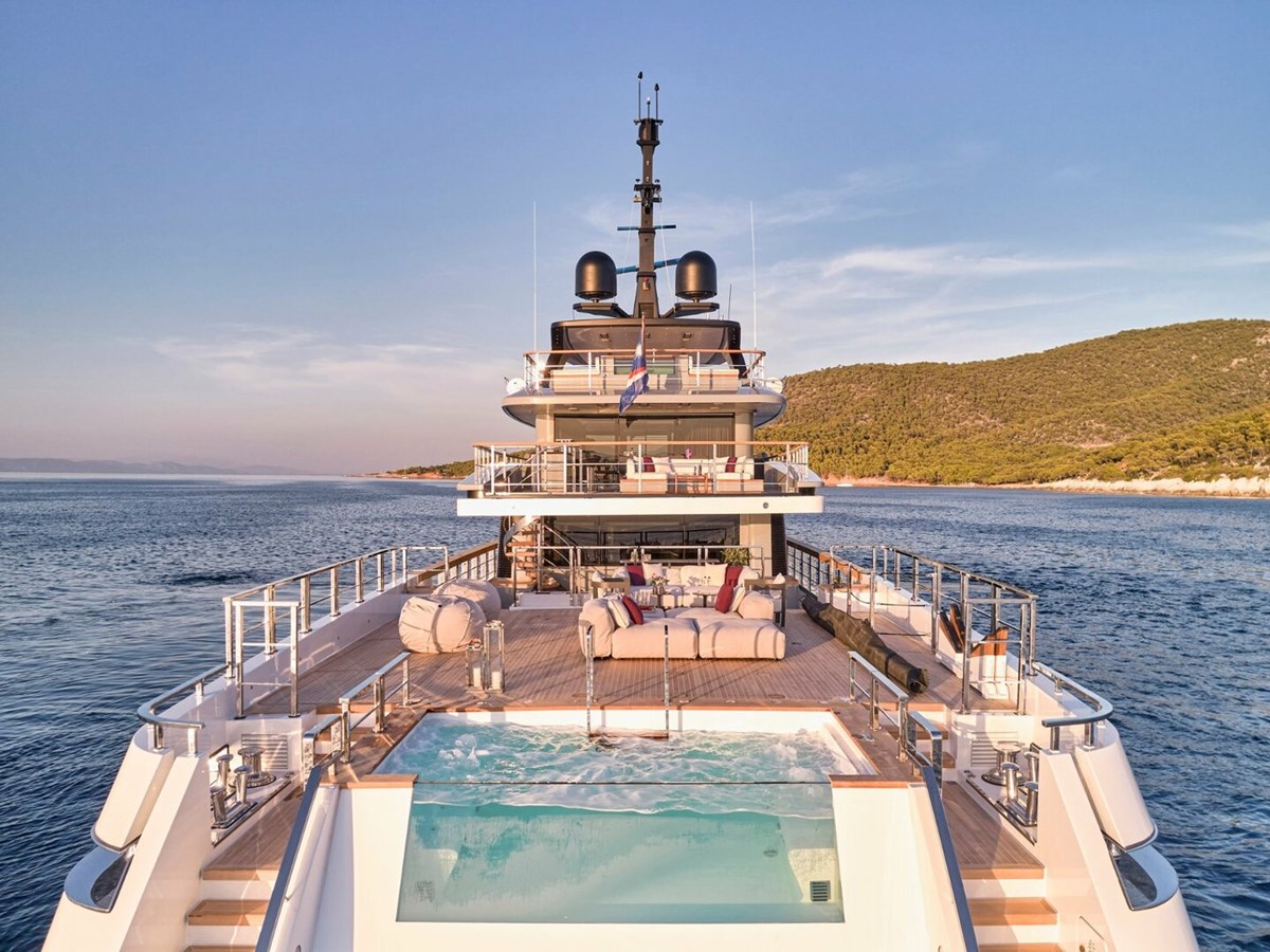 https://s3.amazonaws.com/boss.yatco.com/ForCharter/Vessel/Photo/5022/large_84950.jpg