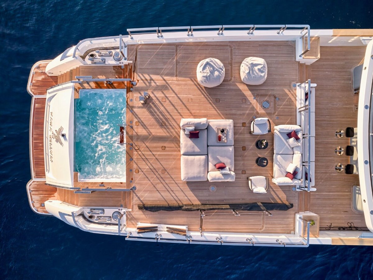 https://s3.amazonaws.com/boss.yatco.com/ForCharter/Vessel/Photo/5022/large_84951.jpg
