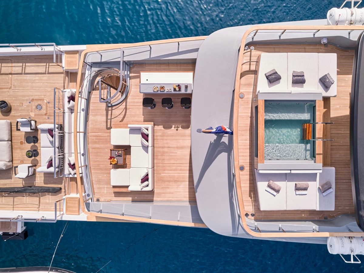 https://s3.amazonaws.com/boss.yatco.com/ForCharter/Vessel/Photo/5022/large_84952.jpg