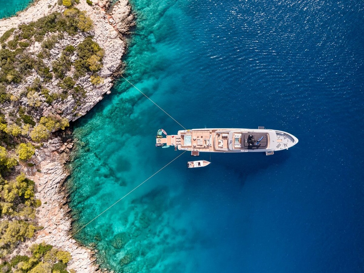https://s3.amazonaws.com/boss.yatco.com/ForCharter/Vessel/Photo/5022/large_84954.jpg