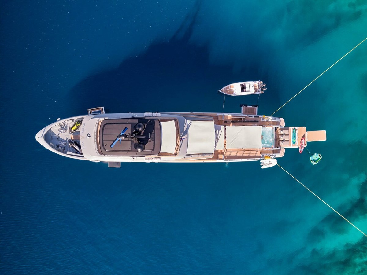 https://s3.amazonaws.com/boss.yatco.com/ForCharter/Vessel/Photo/5022/large_84955.jpg