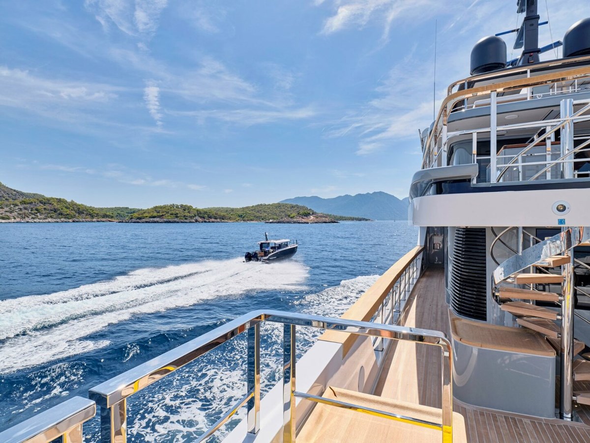 https://s3.amazonaws.com/boss.yatco.com/ForCharter/Vessel/Photo/5022/large_84956.jpg