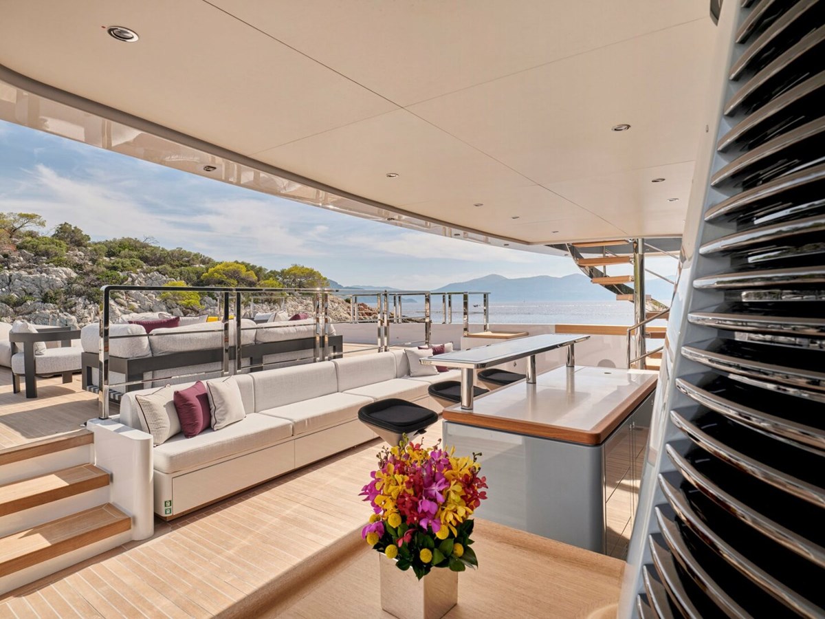 https://s3.amazonaws.com/boss.yatco.com/ForCharter/Vessel/Photo/5022/large_84957.jpg