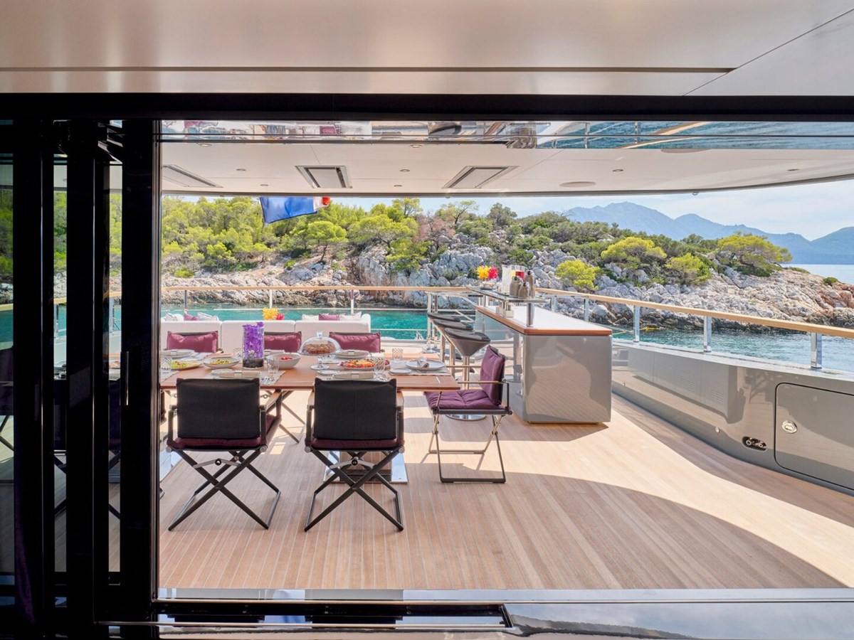 https://s3.amazonaws.com/boss.yatco.com/ForCharter/Vessel/Photo/5022/large_84961.jpg