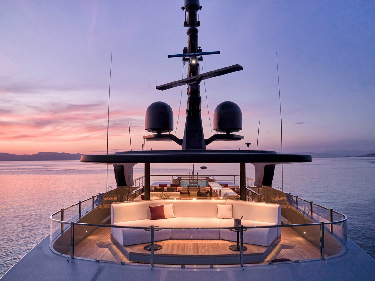 https://s3.amazonaws.com/boss.yatco.com/ForCharter/Vessel/Photo/5022/large_84966.jpg