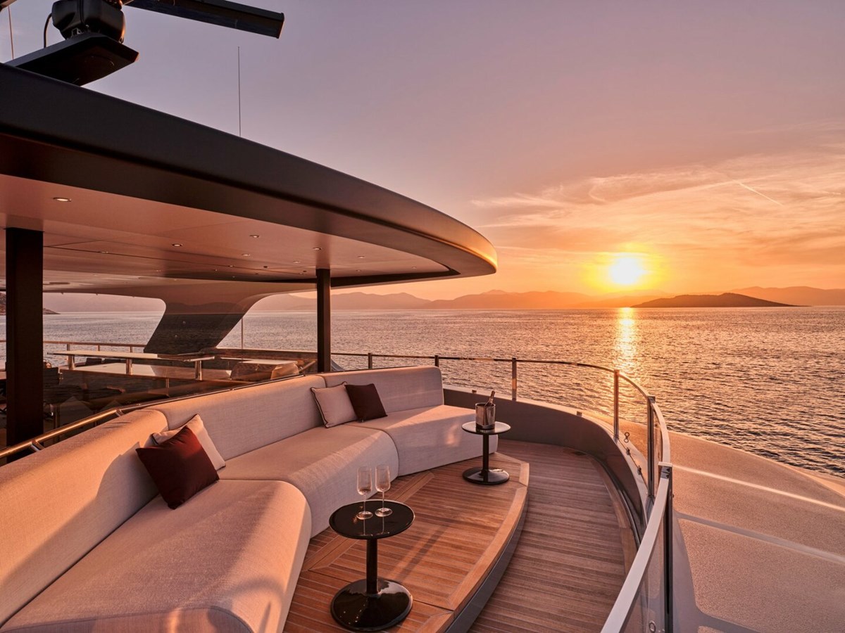 https://s3.amazonaws.com/boss.yatco.com/ForCharter/Vessel/Photo/5022/large_84967.jpg