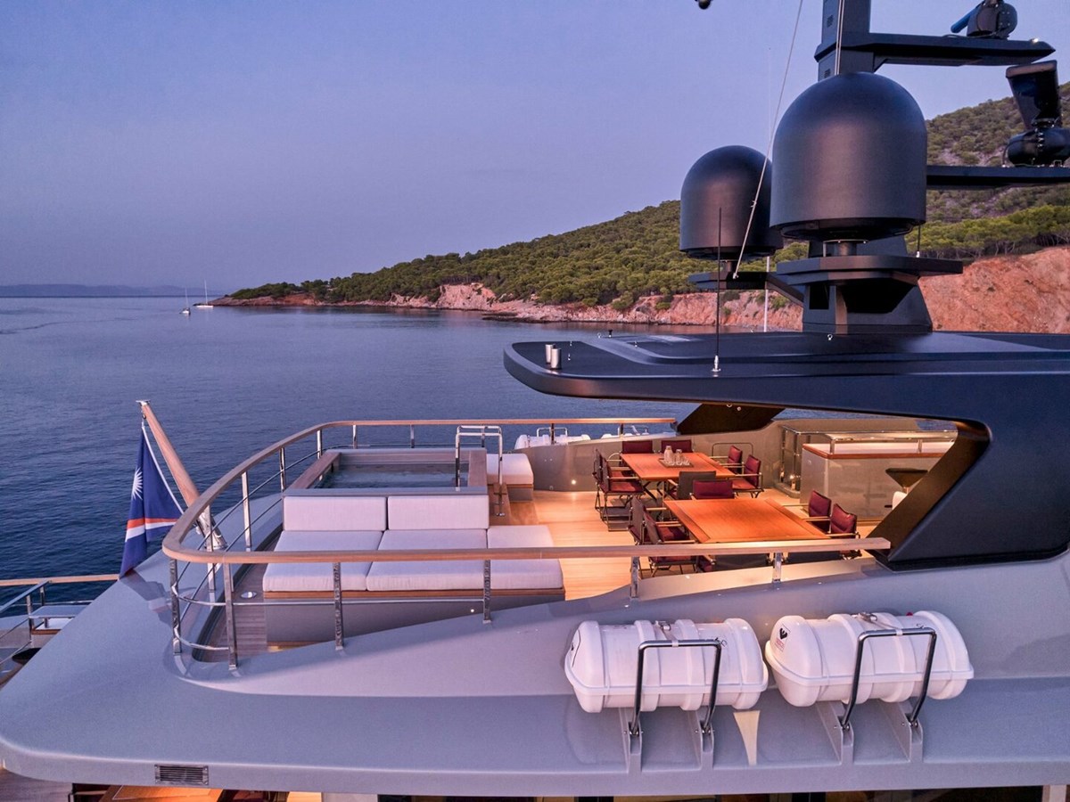 https://s3.amazonaws.com/boss.yatco.com/ForCharter/Vessel/Photo/5022/large_84968.jpg