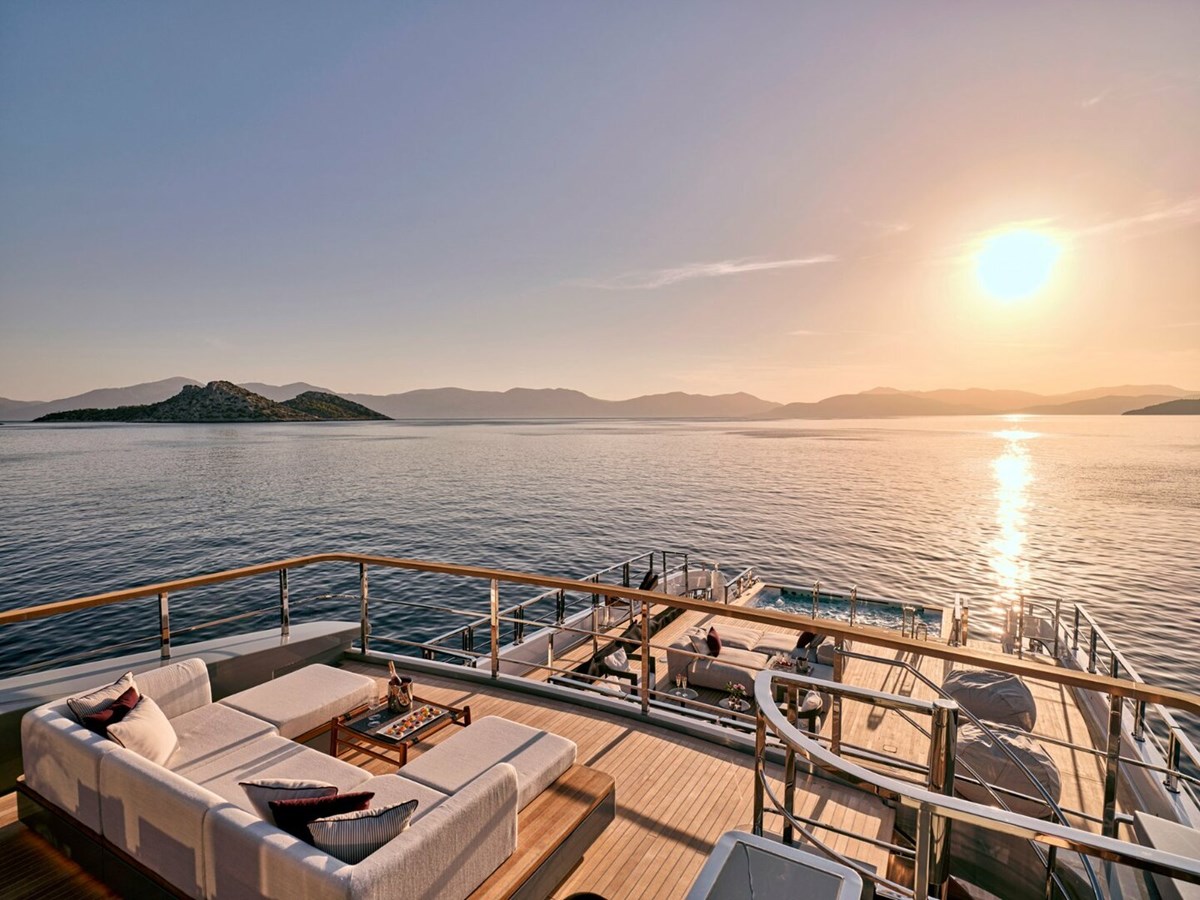 https://s3.amazonaws.com/boss.yatco.com/ForCharter/Vessel/Photo/5022/large_84971.jpg