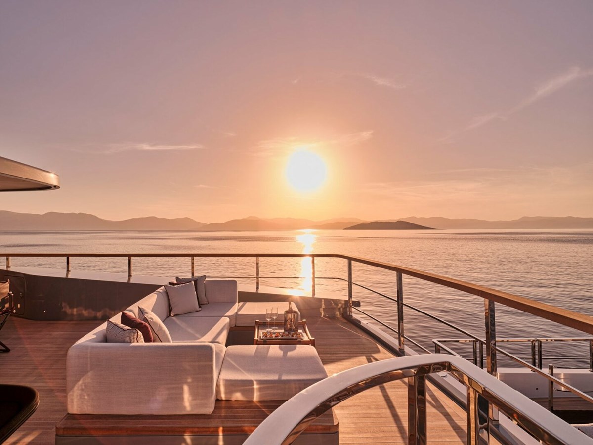 https://s3.amazonaws.com/boss.yatco.com/ForCharter/Vessel/Photo/5022/large_84972.jpg