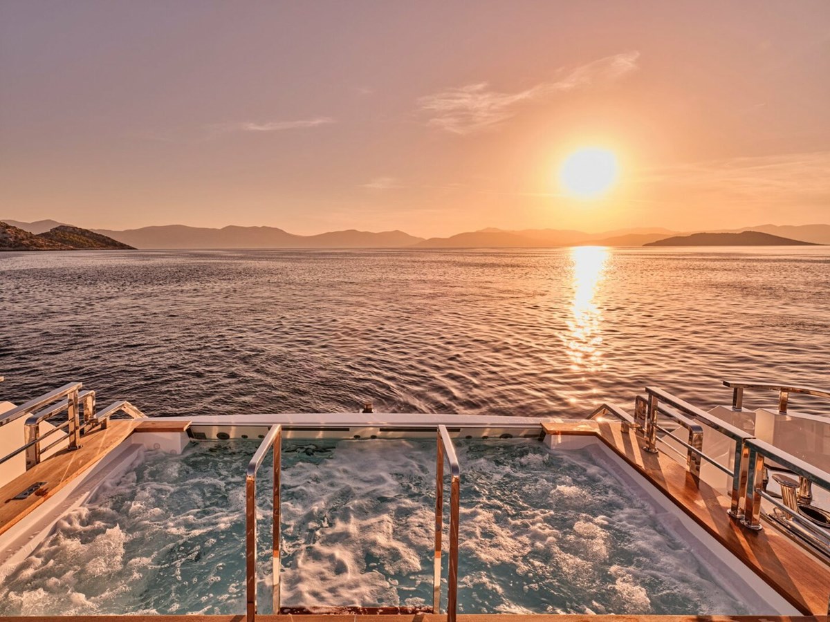 https://s3.amazonaws.com/boss.yatco.com/ForCharter/Vessel/Photo/5022/large_84976.jpg