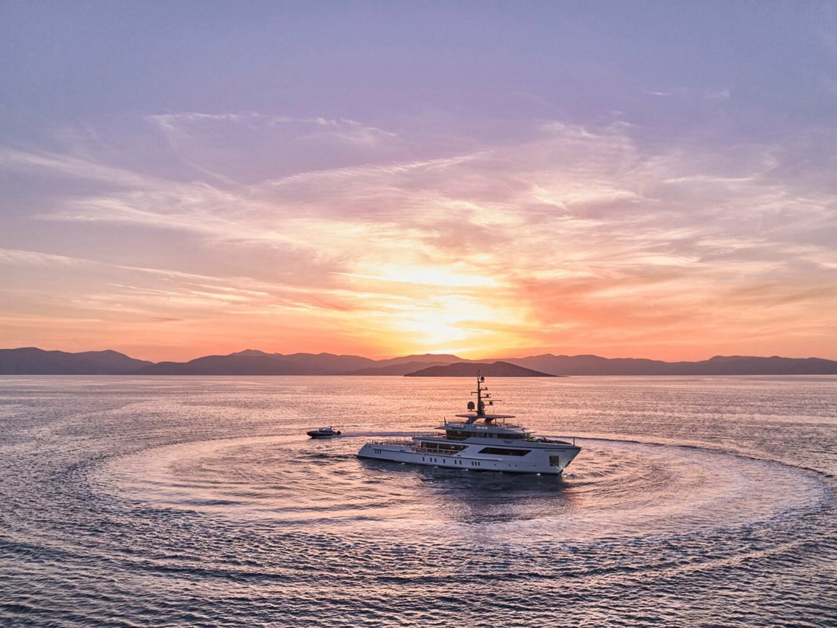 https://s3.amazonaws.com/boss.yatco.com/ForCharter/Vessel/Photo/5022/large_84977.jpg