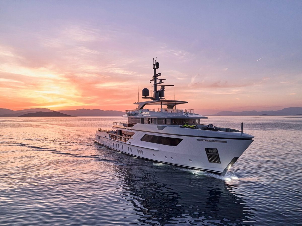 https://s3.amazonaws.com/boss.yatco.com/ForCharter/Vessel/Photo/5022/large_84978.jpg